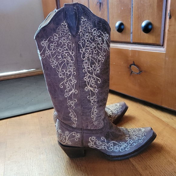Corral Boots With Cream Embroidered Design - Picture 5 of 9